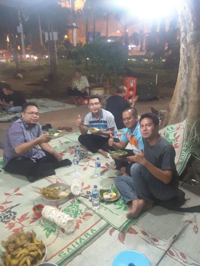 Makan Nasi Remes di Simpang Lima Semarang