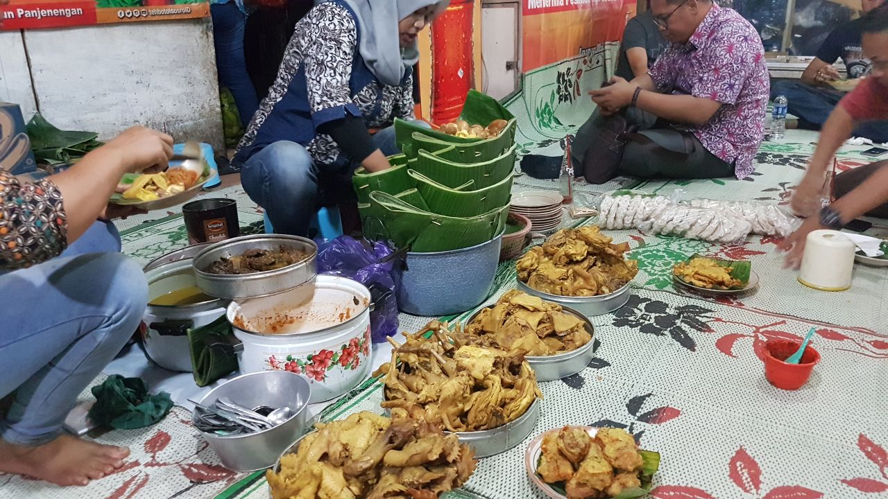 Makan Nasi Remes di Simpang Lima Semarang
